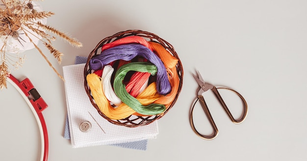 zbiór haftowanych próbek i nici