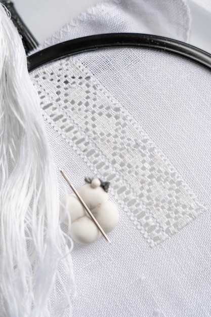 haft na białej tkaninie