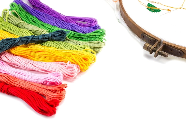kolorowe nici i haft